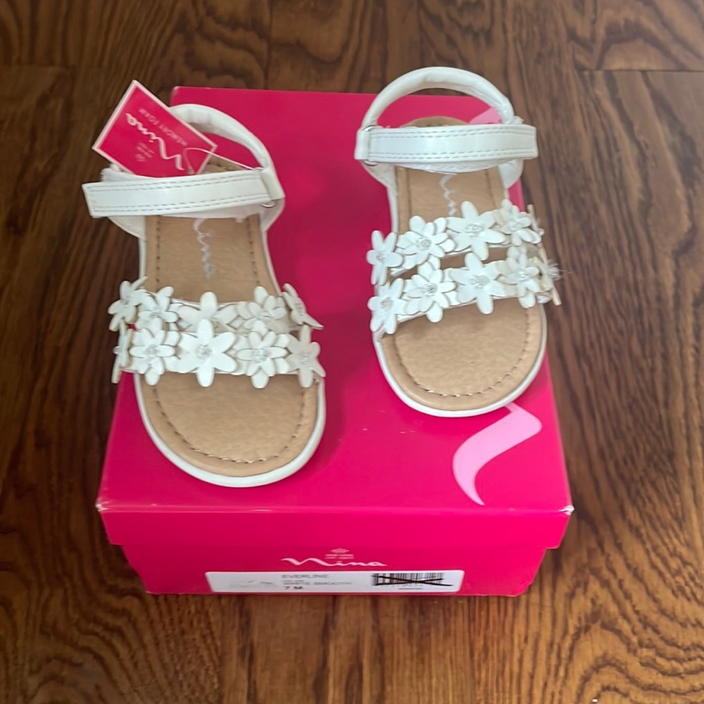 NIB Nina sandals